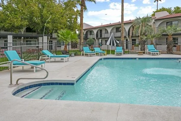 Cozy - King Bed, Pool, & Parking *
