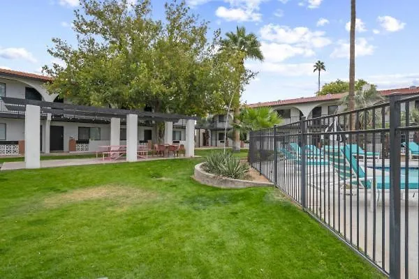 Cozy - King Bed, Pool, & Parking