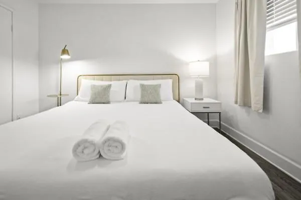 Cozy - King Bed, Pool, & Parking Apartment