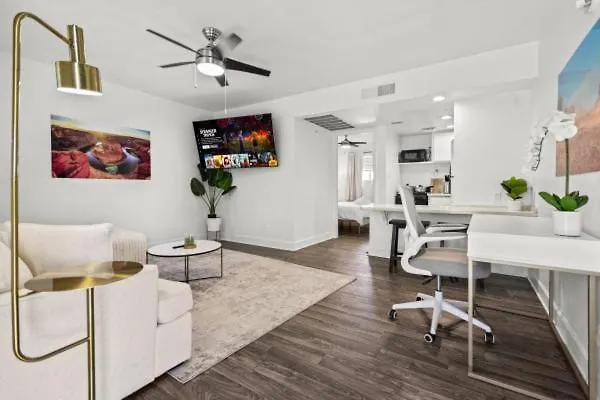Apartment Cozy - King Bed, Pool, & Parking *