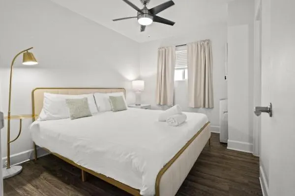 Apartment Cozy - King Bed, Pool, & Parking