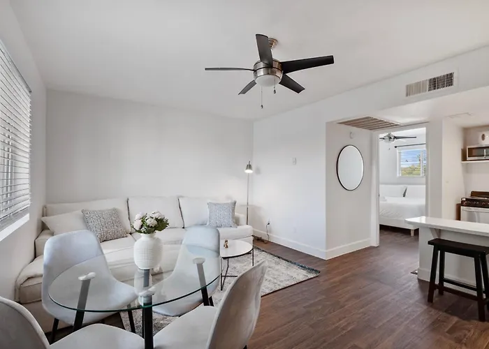 Cozy - King Bed, Pool, & Parking