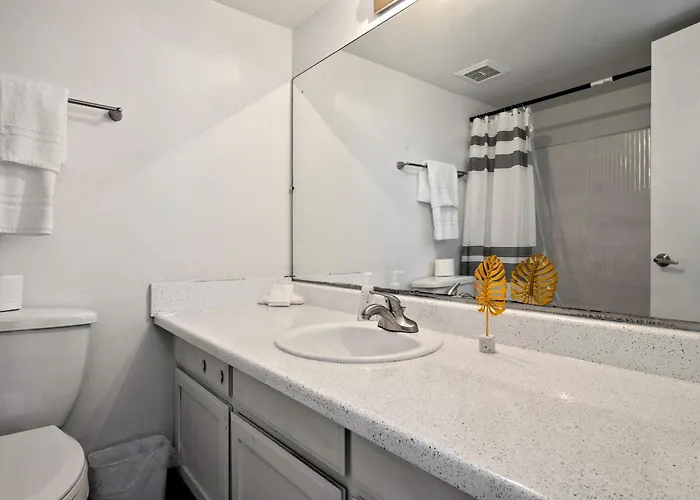 Apartment Cozy - King Bed, Pool, & Parking *
