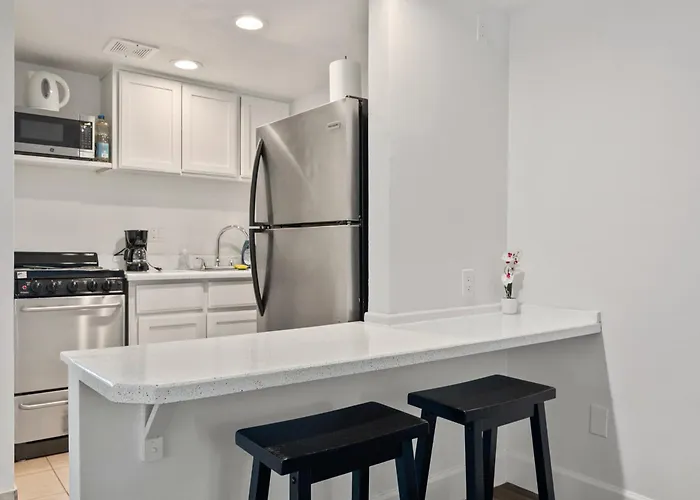 Cozy - King Bed, Pool, & Parking Apartment *