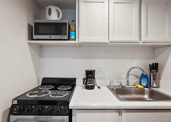 Apartment Cozy - King Bed, Pool, & Parking *