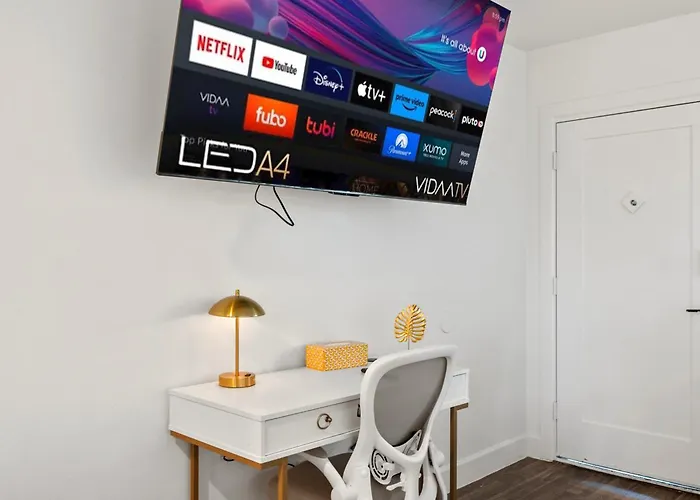 Cozy - King Bed, Pool, & Parking Apartment