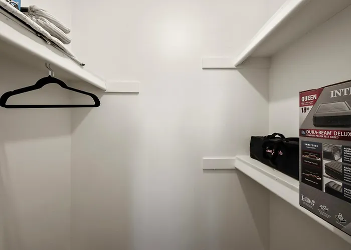 Apartment Cozy - King Bed, Pool, & Parking